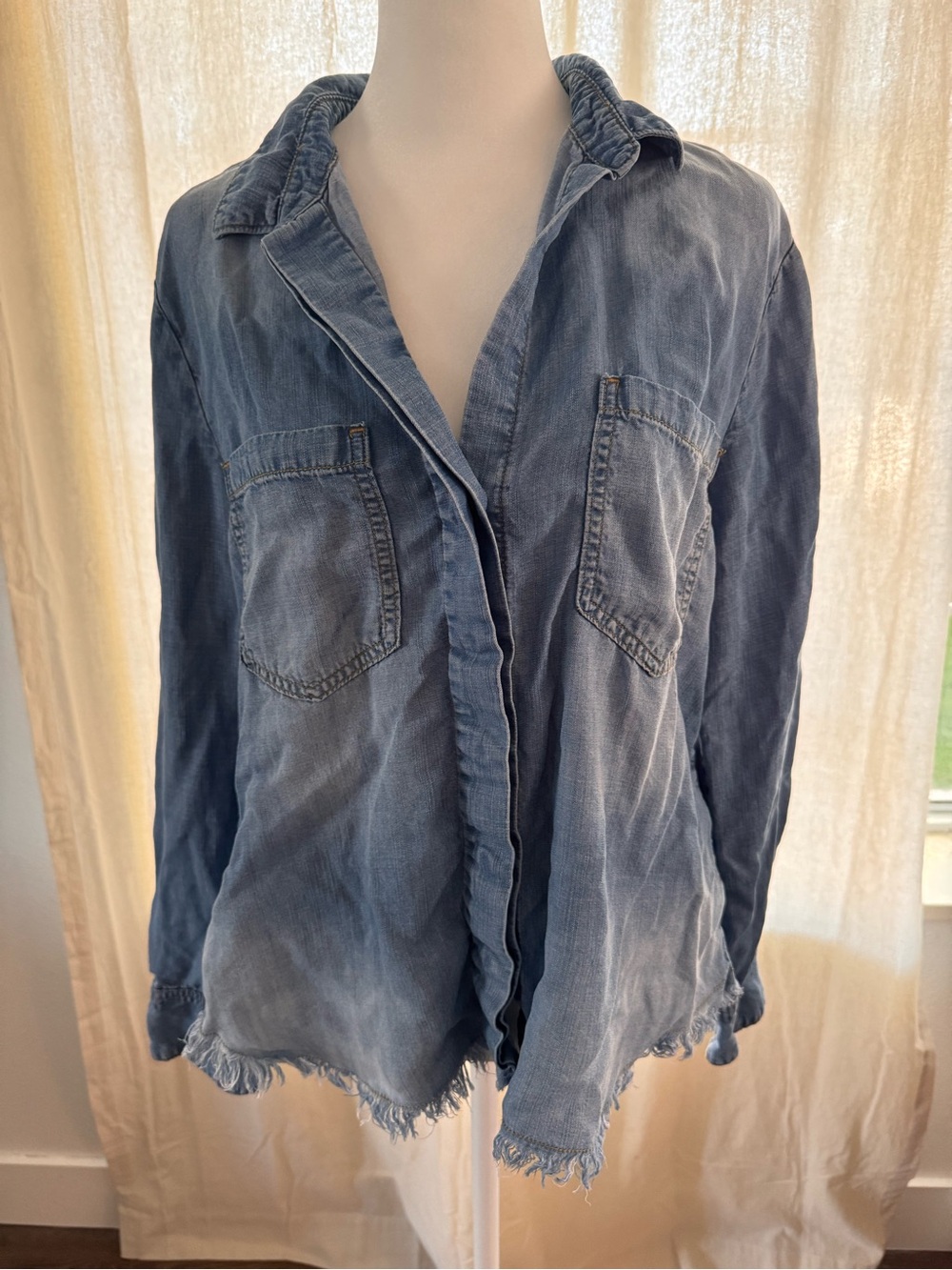 Cloth & Stone Size Medium Chambray Frayed Hem Hi Low Button Down Size